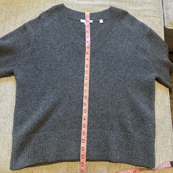 Vince Wool/Cashmere blend V-neck - Picture 9 of 9